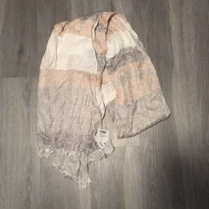 Women’s scarf.